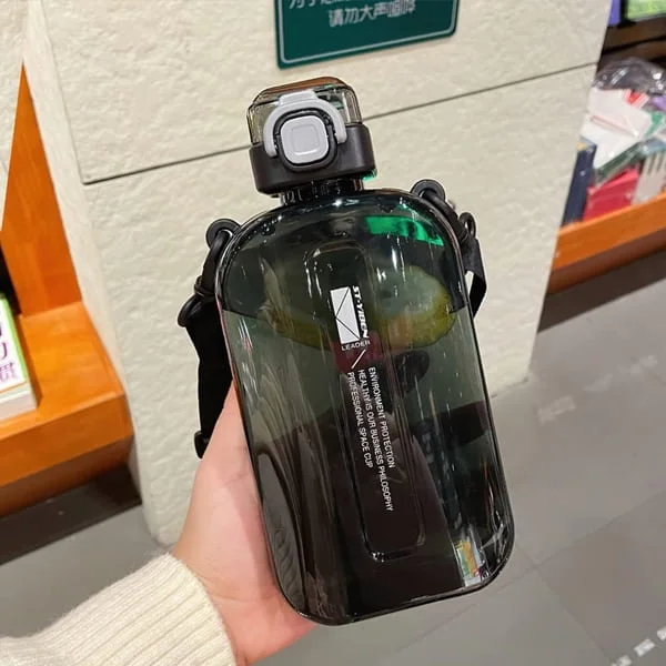 botella de plástico para llevar colgada